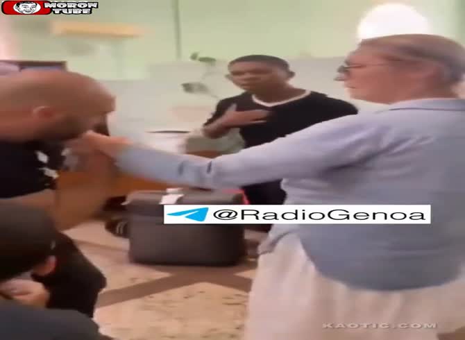 Video :In Russia, the president of Central Africa's son attacks two individuals